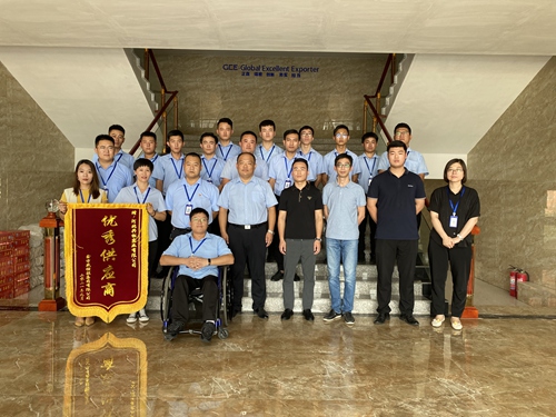 鑫方盛集團(tuán)授河北鑫方略錦旗
